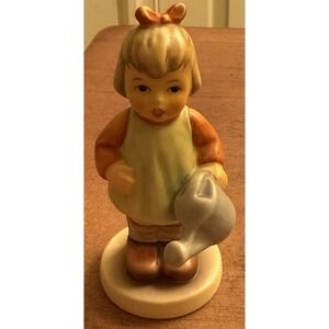 M.I. Hummel Figurine "MuB' noch gieBen / Nature's Gift. Club membership‎ 1997/98